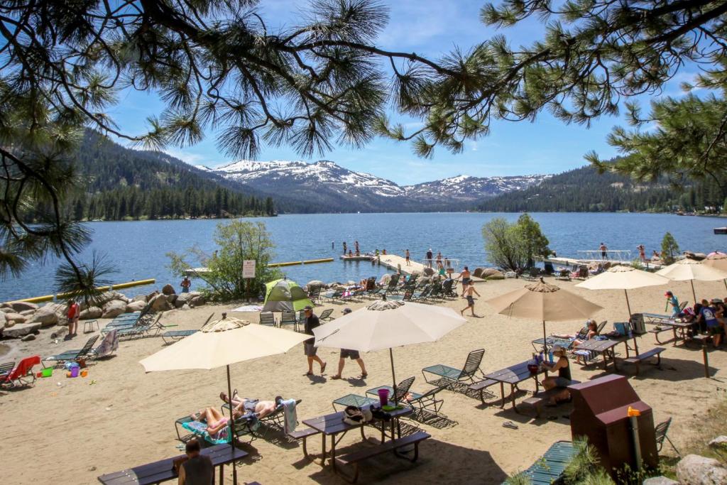 Classic Donner Lake View Cabin - image 5