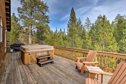 Spacious Mountain Retreat Less Than 2 Miles to Tahoe Skiing