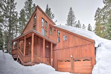 Truckee Golf Course Home with Hot Tub and Spacious Deck - image 2