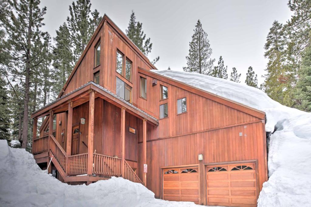 Truckee Golf Course Home with Hot Tub and Spacious Deck - image 2