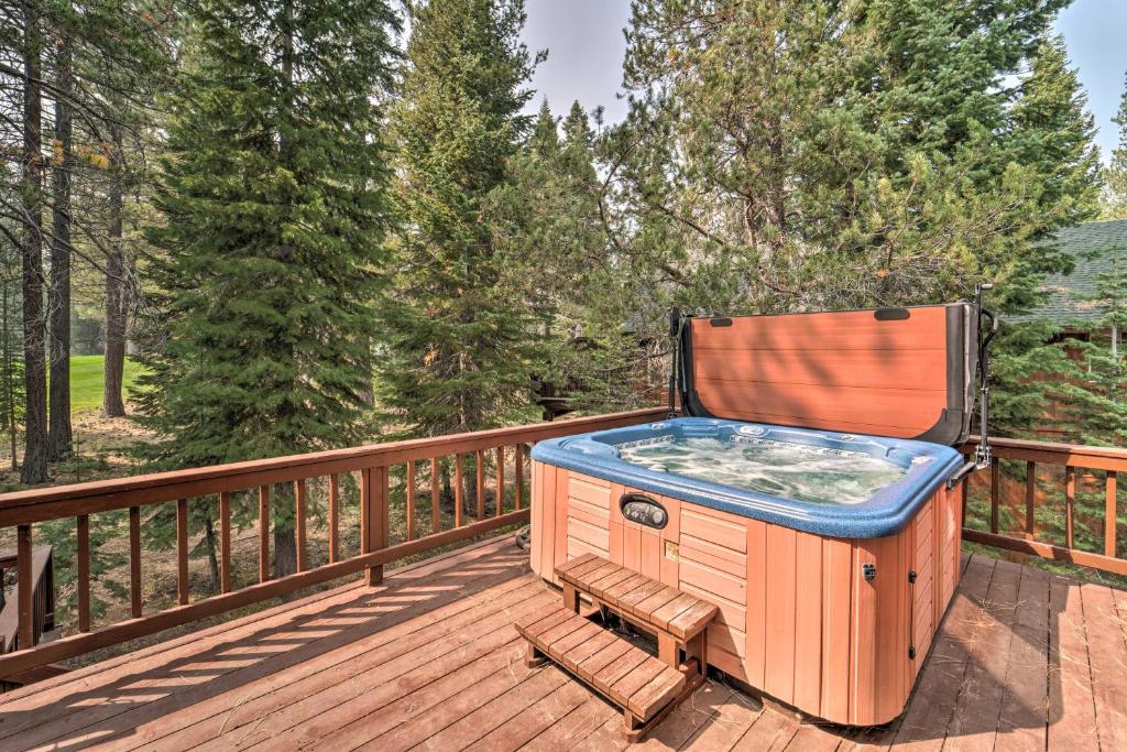 Truckee Golf Course Home with Hot Tub and Spacious Deck - image 4