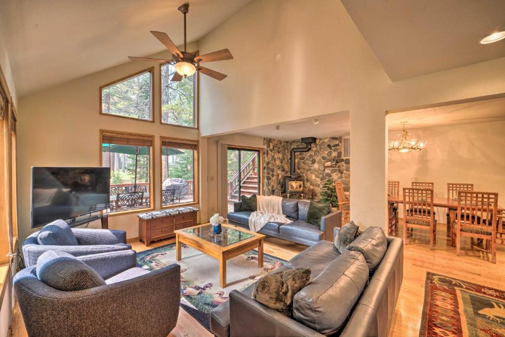 Truckee Golf Course Home with Hot Tub and Spacious Deck - image 5