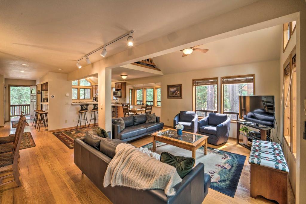 Truckee Golf Course Home with Hot Tub and Spacious Deck - image 7