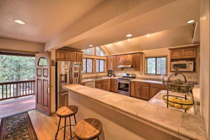 Truckee Golf Course Home with Hot Tub and Spacious Deck - image 9