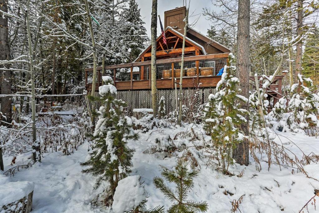 Rustic Riverfront Truckee Cabin with Deck and View! - image 6