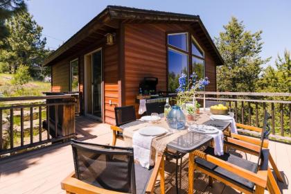 Little Red by AvantStay - Modern Cabin w/ Pine Tree Views