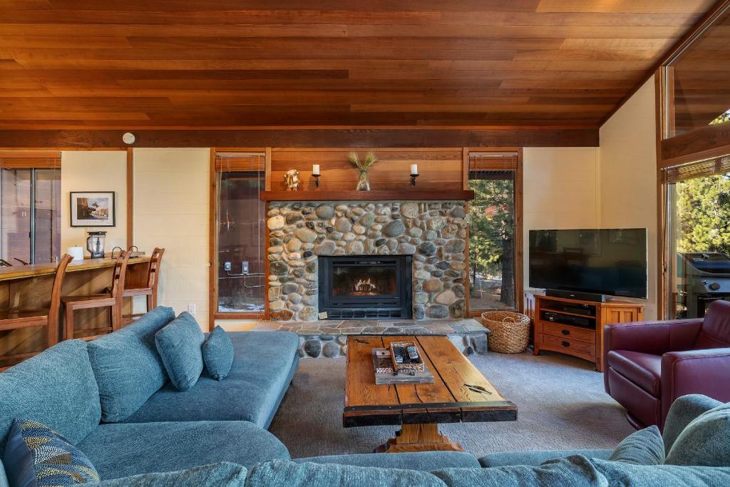 Archie's Bungalow by Tahoe Mountain Properties - image 2