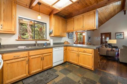 Creekside Cabin on St Bernard by Tahoe Mountain Properties - image 13