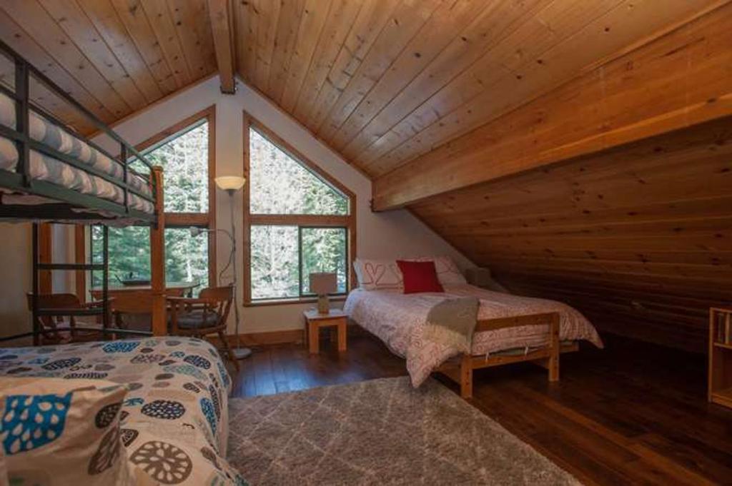 Creekside Cabin on St Bernard by Tahoe Mountain Properties - image 2