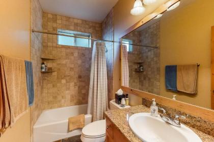 Comfortable and Convenient Truckee Condo - image 15