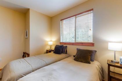 Comfortable and Convenient Truckee Condo - image 17