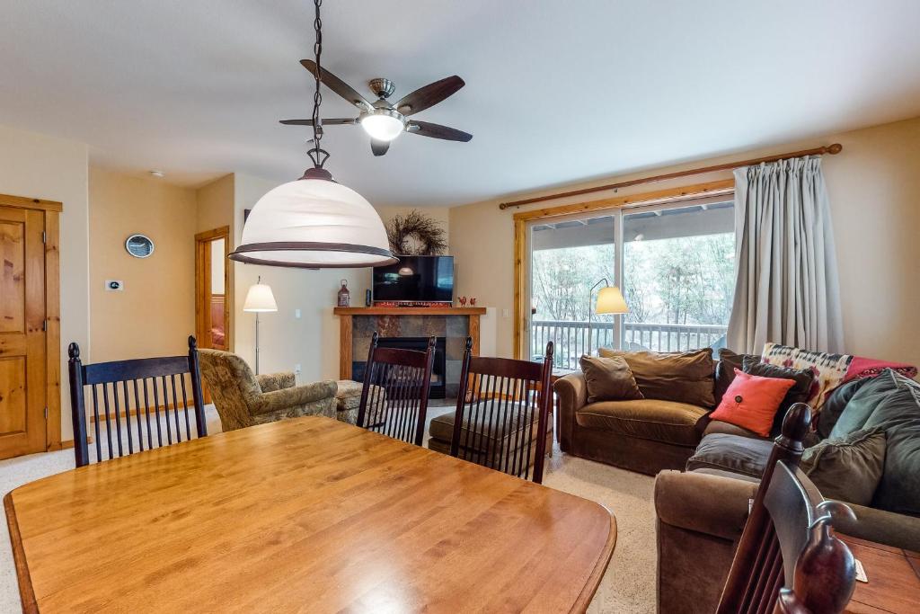 Comfortable and Convenient Truckee Condo - image 2