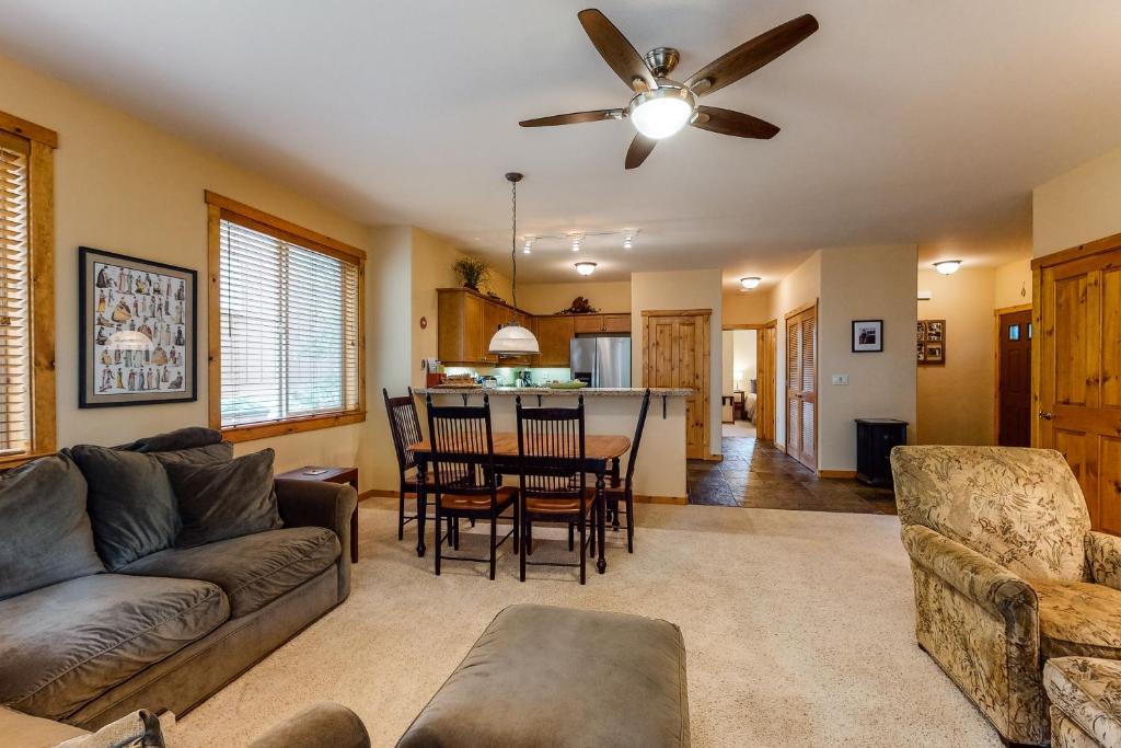 Comfortable and Convenient Truckee Condo - image 3