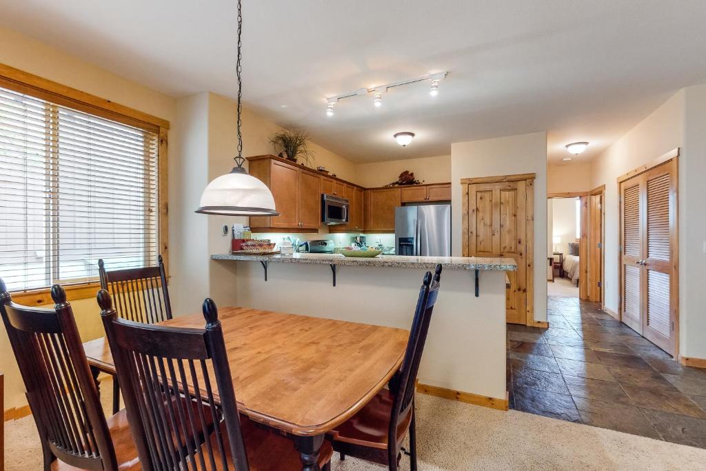 Comfortable and Convenient Truckee Condo - image 4