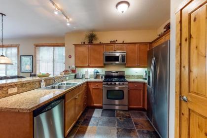 Comfortable and Convenient Truckee Condo - image 5