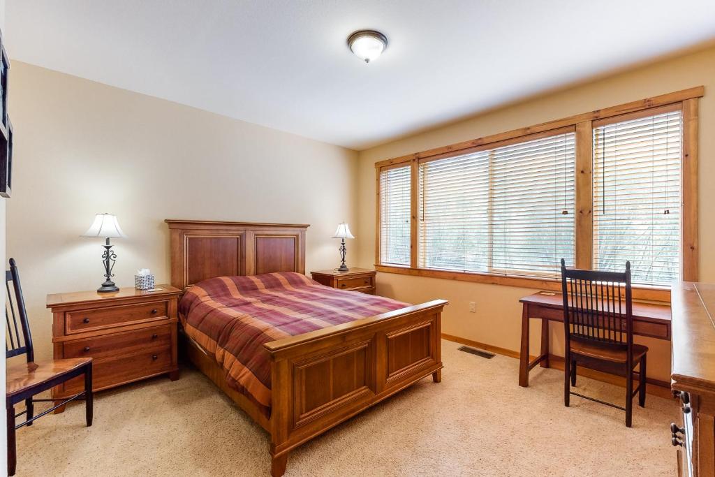 Comfortable and Convenient Truckee Condo - image 7