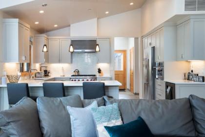 NEW 4BD Residence in the Signature Home Collection at Old Greenwood! - image 7