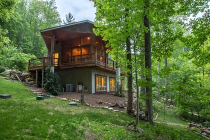 5 Bed 4 Bath Vacation home in Tuckasegee