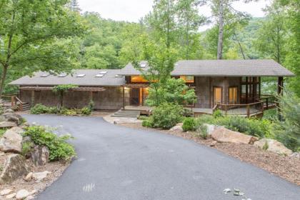 5 Bed 4 Bath Vacation home in Tuckasegee - image 12