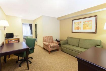 Days Inn & Suites by Wyndham Tucker/Northlake - image 2