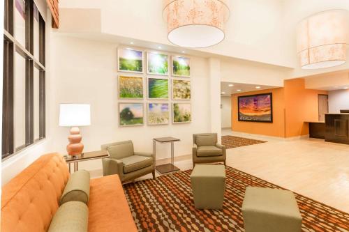 Days Inn & Suites by Wyndham Tucson/Marana - image 4