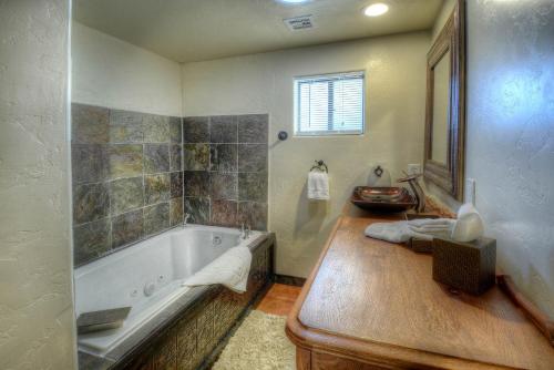 Tucson Casita with Courtyard Hot Tub and Fire Pits! - image 2