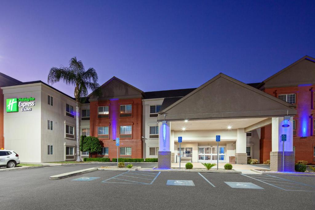 Holiday Inn Express & Suites - Tulare an IHG Hotel - main image