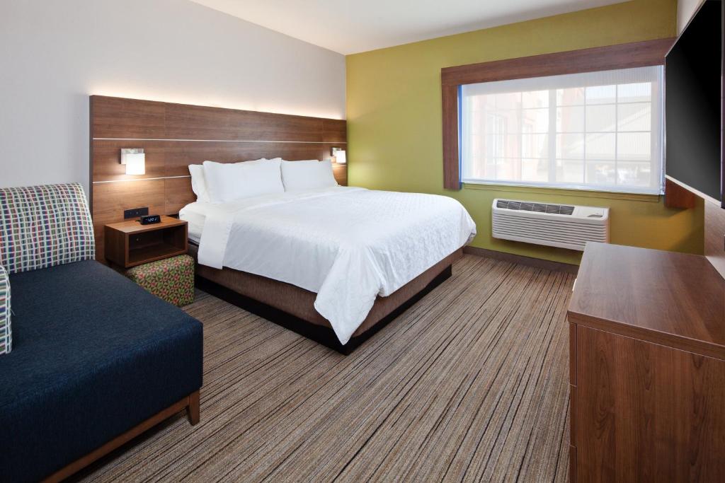 Holiday Inn Express & Suites - Tulare an IHG Hotel - image 7