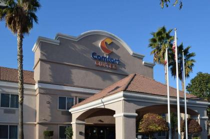 Comfort Suites Tulare - image 1