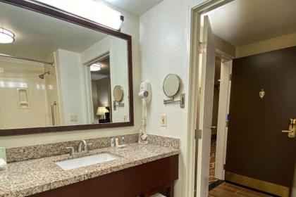 Comfort Suites Tulare - image 14