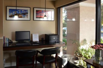 Comfort Suites Tulare - image 9