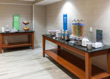 Hampton Inn & Suites Tulare - image 13