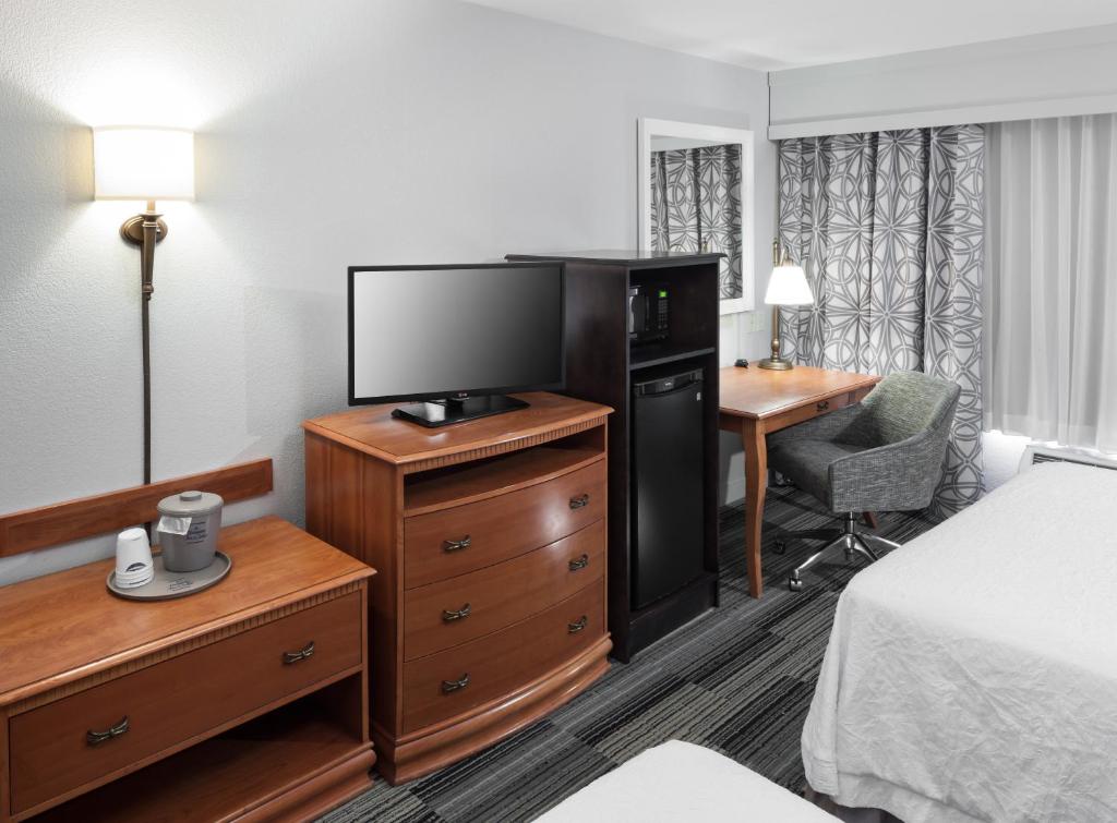 Hampton Inn & Suites Tulare - image 2