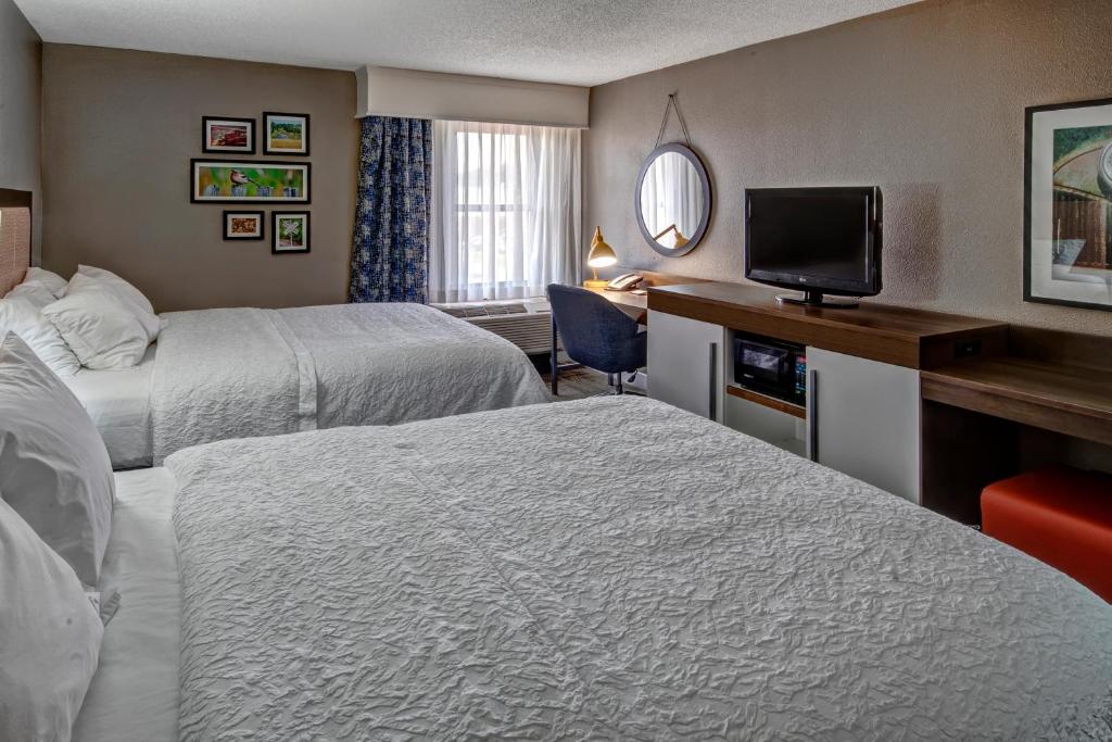 Hampton Inn Tullahoma - image 2