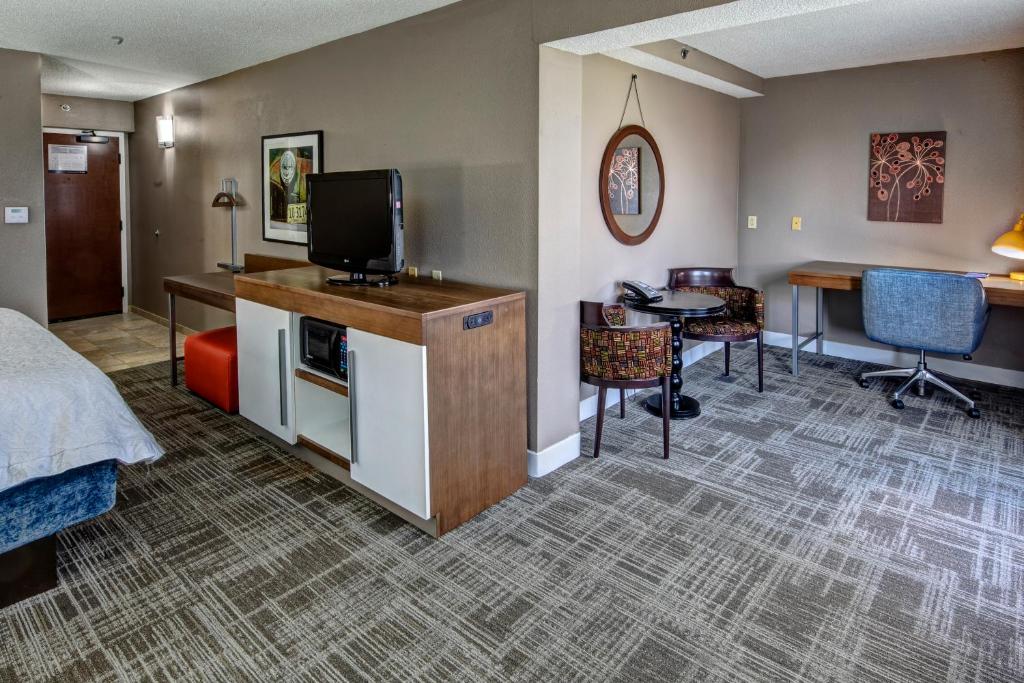 Hampton Inn Tullahoma - image 6