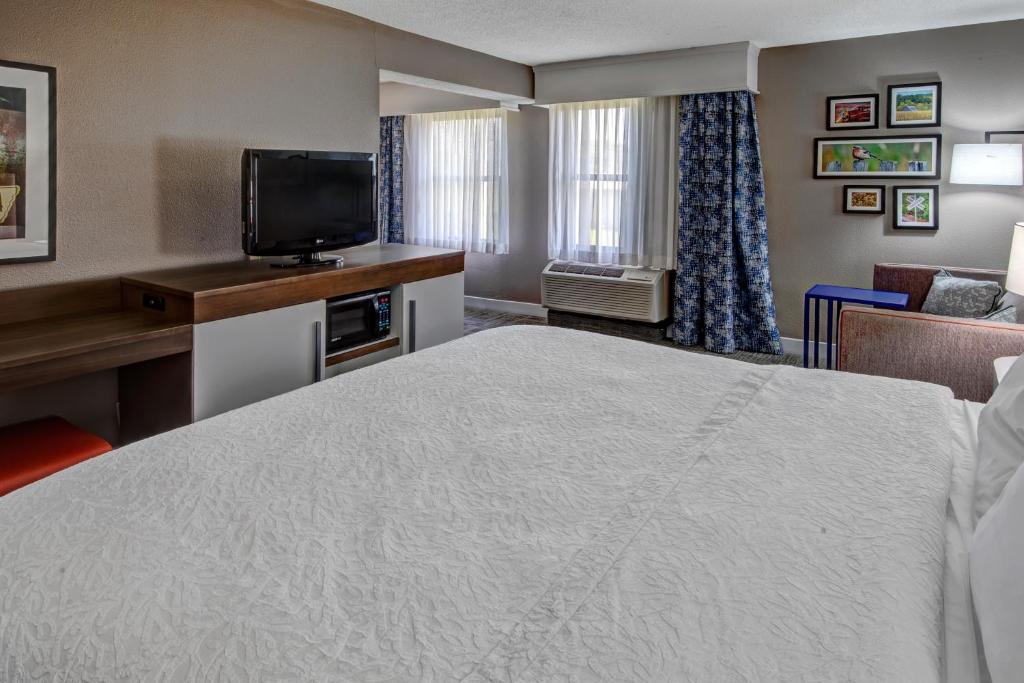 Hampton Inn Tullahoma - image 7