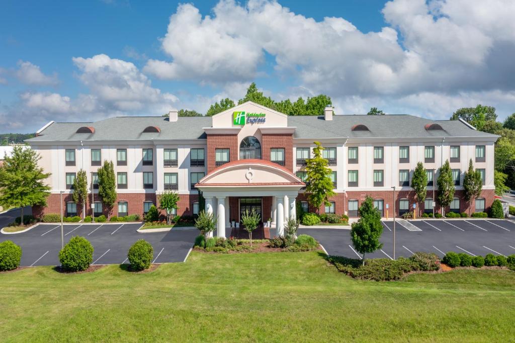 Holiday Inn Express - Tullahoma an IHG Hotel - main image