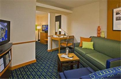 Fairfield Inn and Suites by Marriott Tulsa Southeast/Crossroads Village - image 4