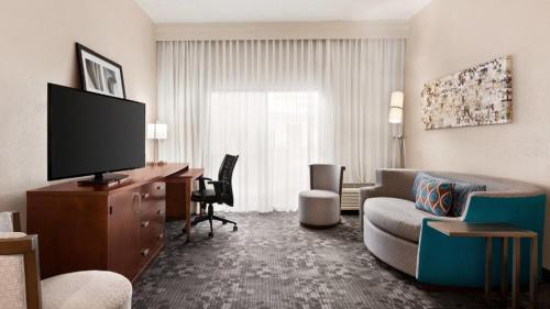 Courtyard by Marriott Tulsa Central - image 2