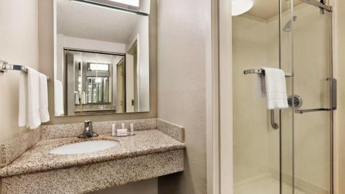 Courtyard by Marriott Tulsa Central - image 4