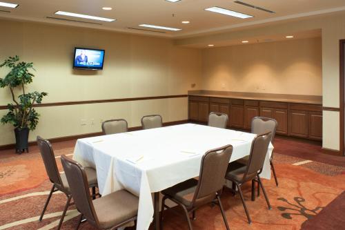 Hilton Garden Inn Tulsa Airport - image 5