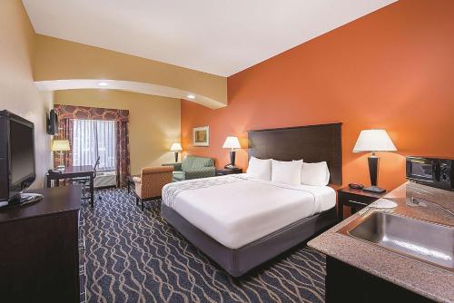 La Quinta by Wyndham Tulsa Airport / Expo Square - image 2