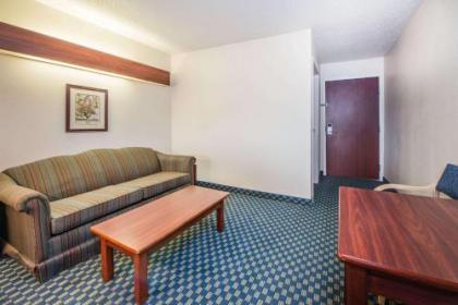 Microtel Inn & Suites by Wyndham Tulsa East - image 4