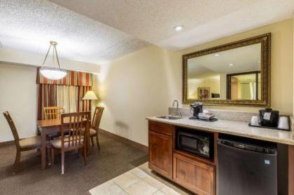 Clarion Inn And Suites - image 3