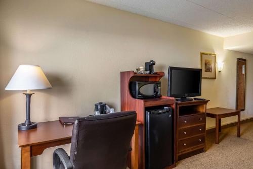 Clarion Inn And Suites - image 4