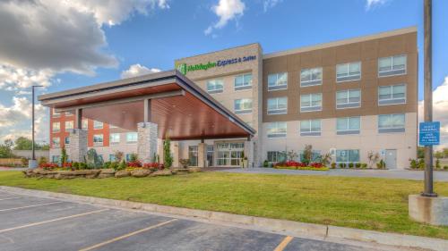 Holiday Inn Express & Suites Tulsa Midtown an IHG Hotel - main image