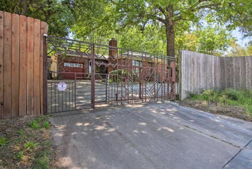 Tulsa Cottage with Yard - 1 Block to Philbrook! - image 5