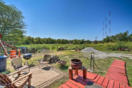 Farmhouse Apt on Route 66 - 12 Miles to Downtown - image 18