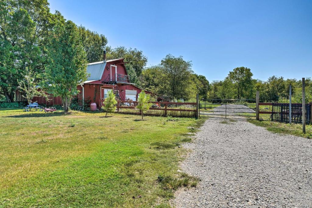 Farmhouse Apt on Route 66 - 12 Miles to Downtown - image 7