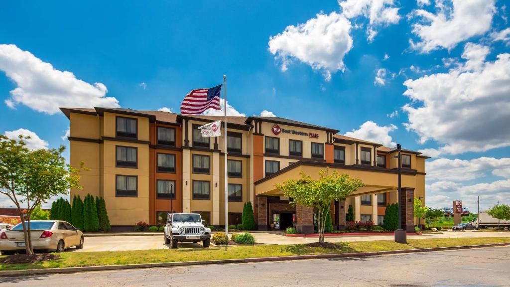 Best Western Plus Tupelo Inn & Suites - main image